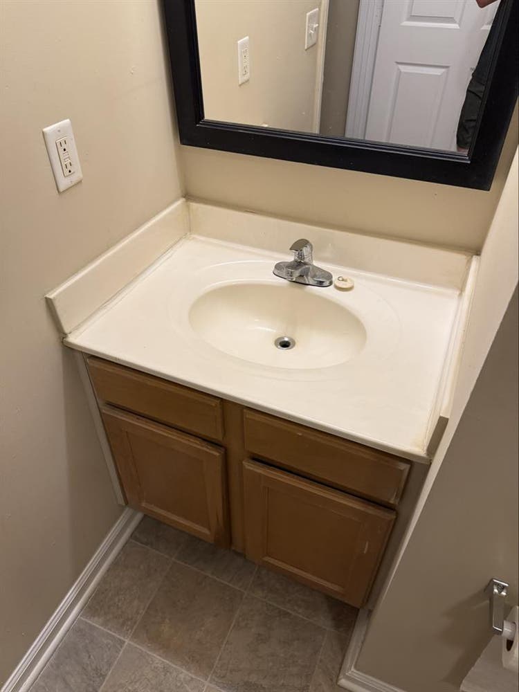 ROOM AVAILABLE IMMEDIATELY