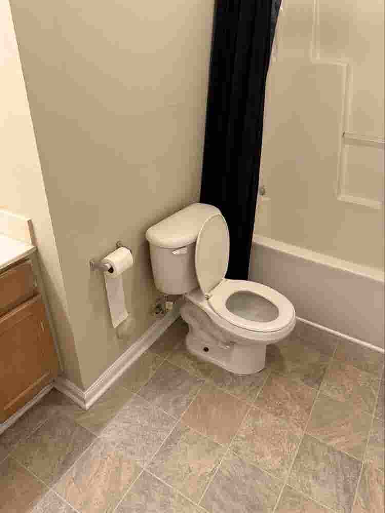 ROOM AVAILABLE IMMEDIATELY
