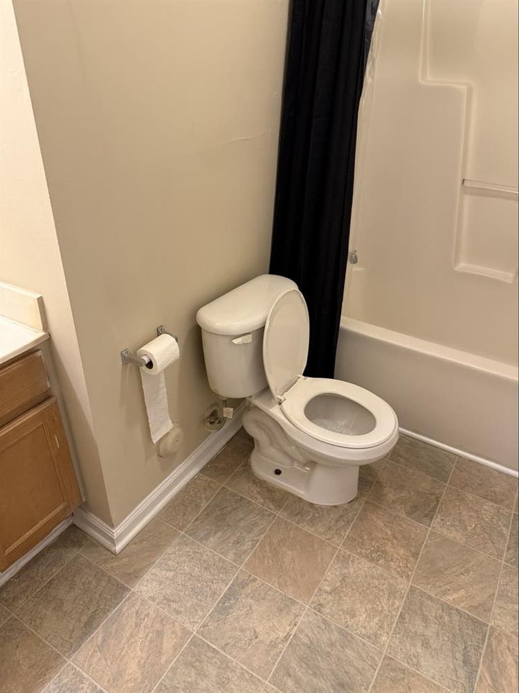 ROOM AVAILABLE IMMEDIATELY