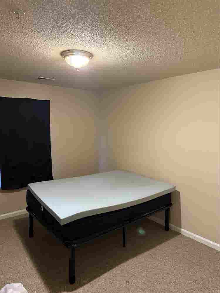 ROOM AVAILABLE IMMEDIATELY