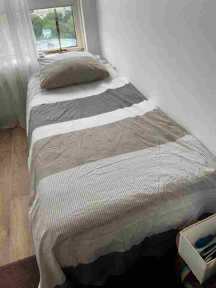 Women only- rent a room
