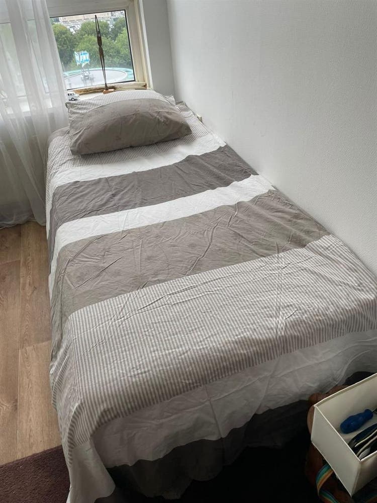 Women only- rent a room