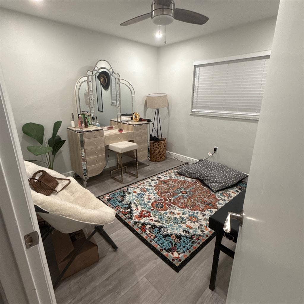 Looking for roomie