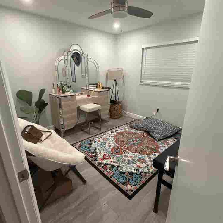 Looking for roomie