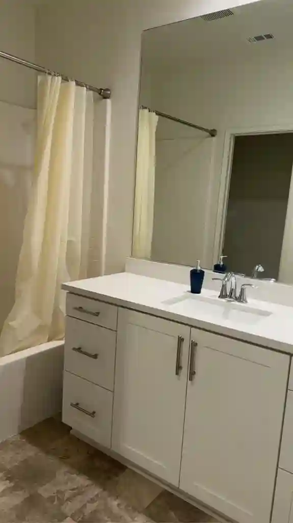 Private room
w/ bathroom available!