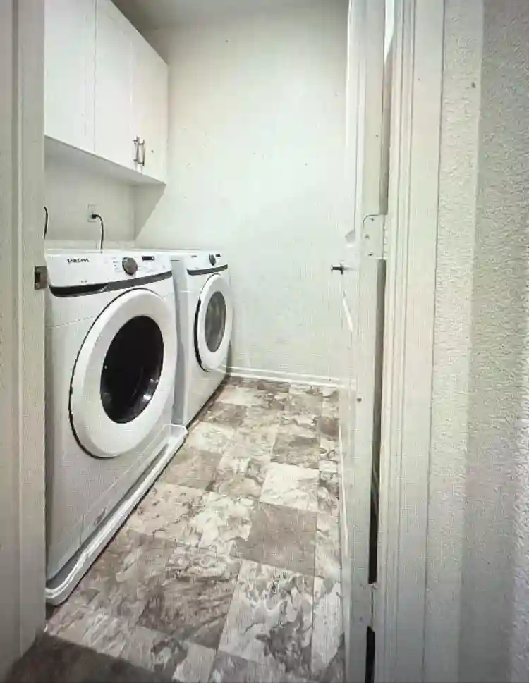 Private room
w/ bathroom available!