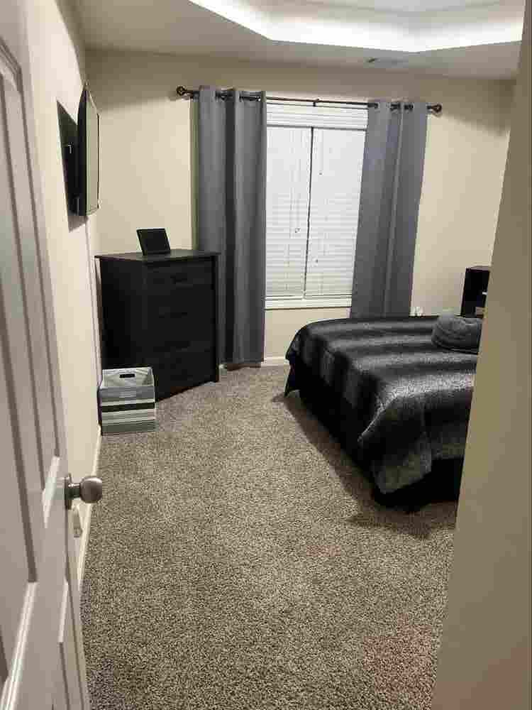 Looking for roommate