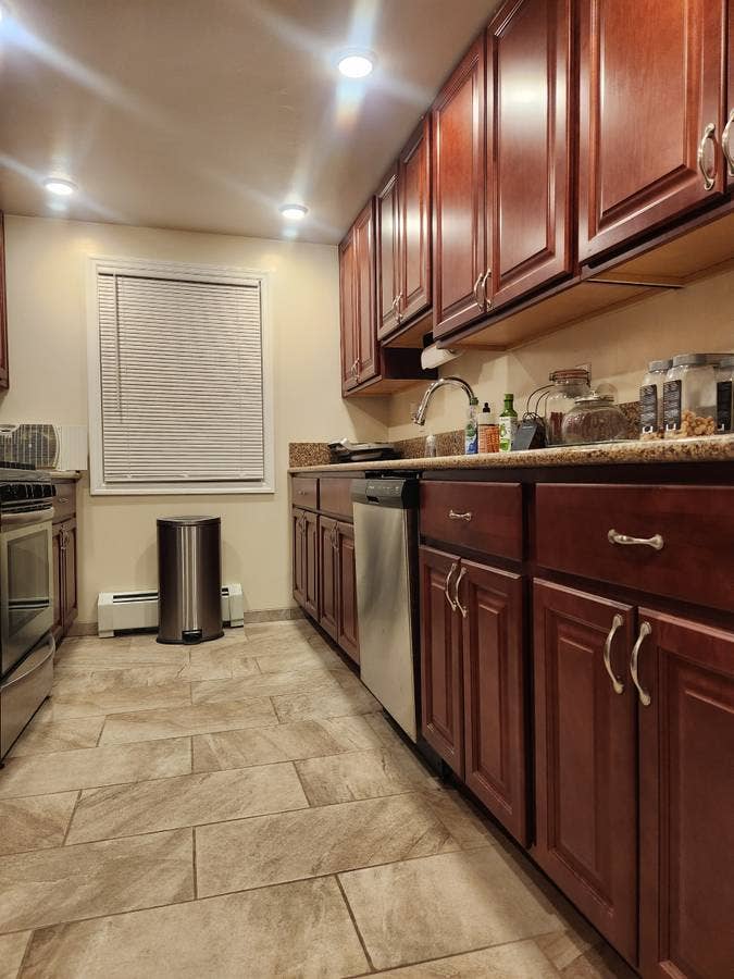 🕜🚌to NYC, 1 Block Away, near Hwys