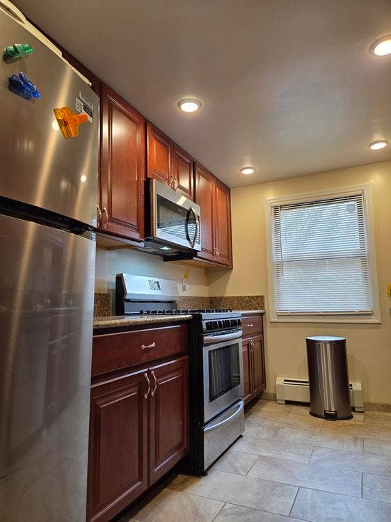 🕜🚌to NYC, 1 Block Away, near Hwys