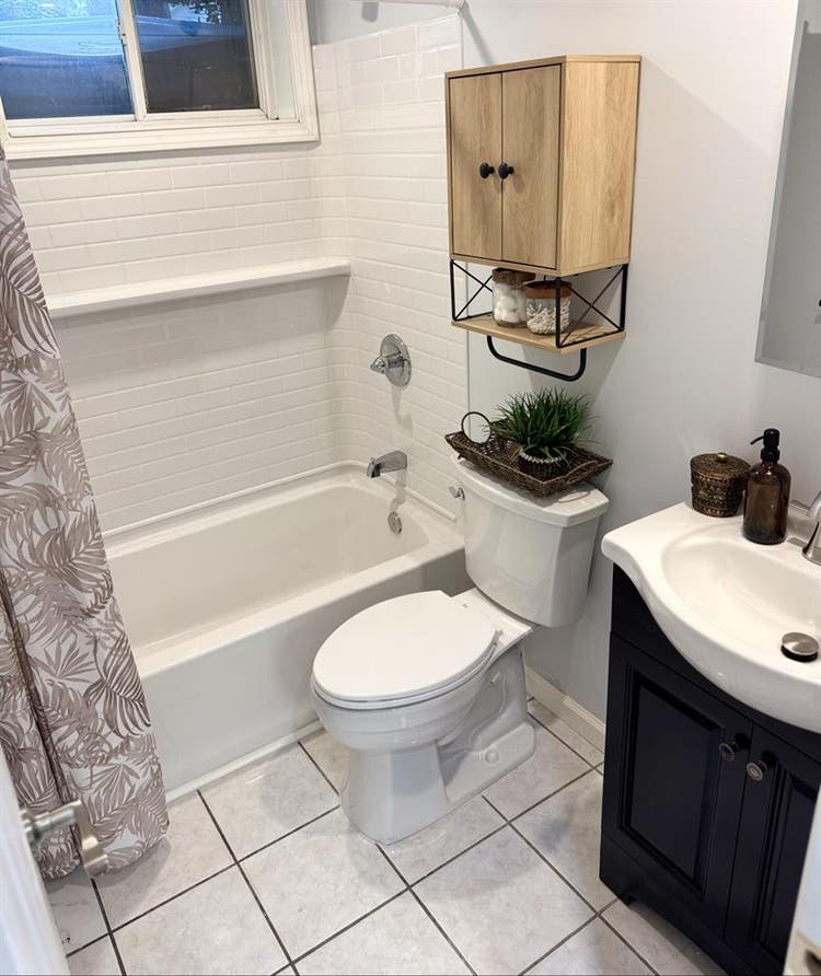 *NEWLY UPDATED/B BASEMENT APT*