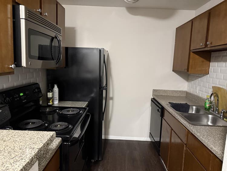 Looking for roommate -shared Bath