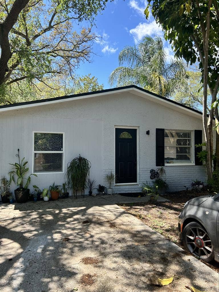 Bright unfurnished room for rent