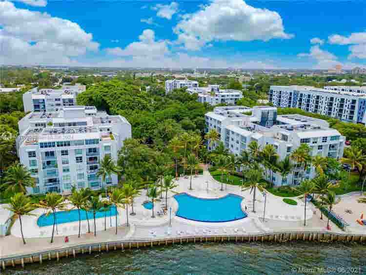 Cozy room, gated community on water