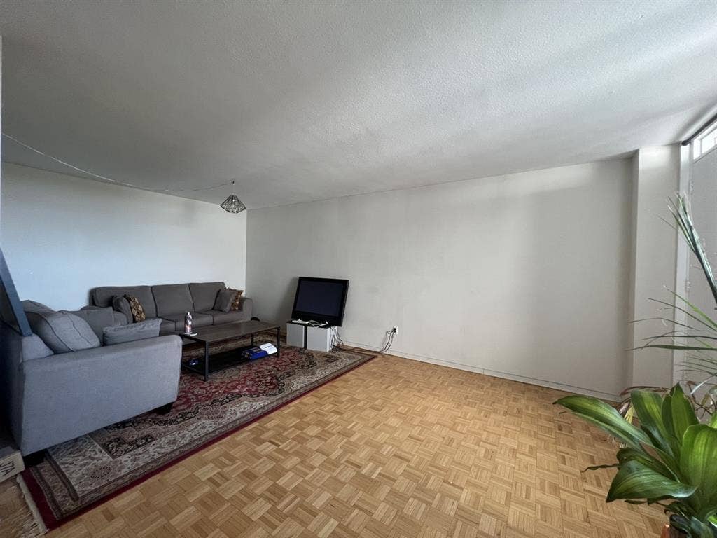 1 bdr in shared 2 bdr North York Ap