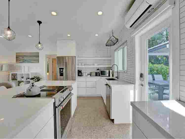 Furnished 4BR w/Pool by the beach
