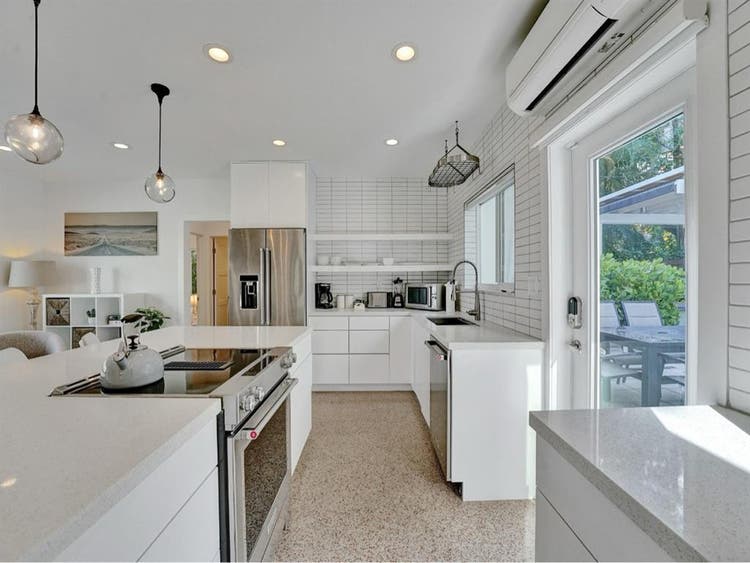 Furnished 4BR w/Pool by the beach
