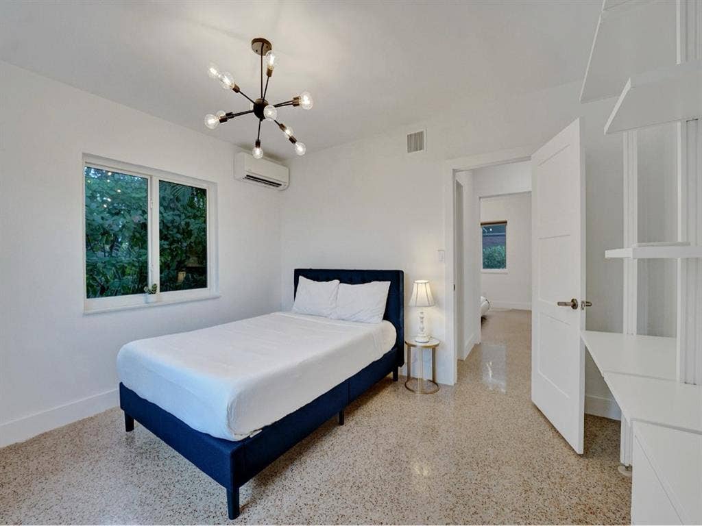 Furnished 4BR w/Pool by the beach