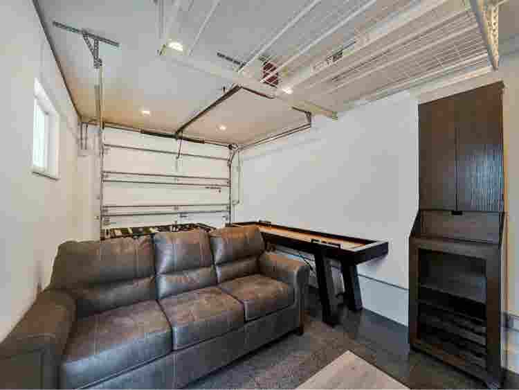 Furnished 4BR w/Pool by the beach
