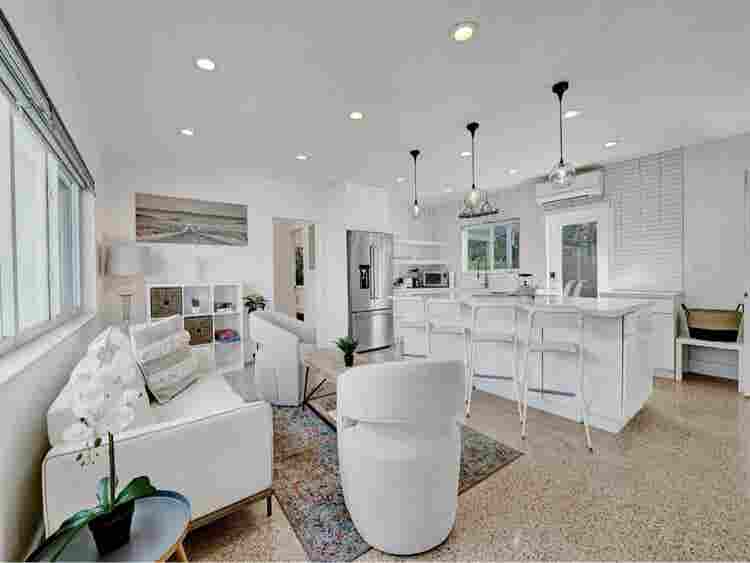 Furnished 4BR w/Pool by the beach