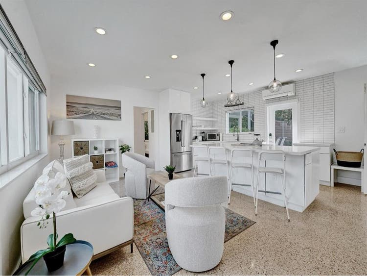 Furnished 4BR w/Pool by the beach