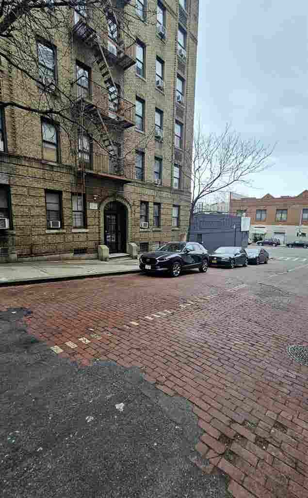 Rm near Botanical Garden/Fordham U.