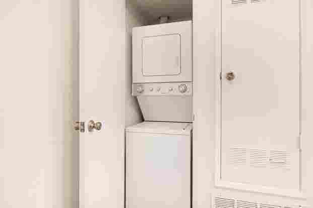 RENT/SHARE B APARTMENT