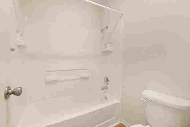 RENT/SHARE B APARTMENT