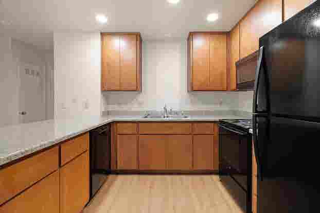 RENT/SHARE B APARTMENT
