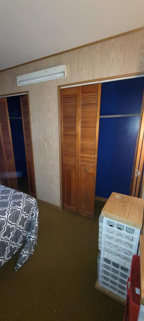 Furnished room, off-street parking