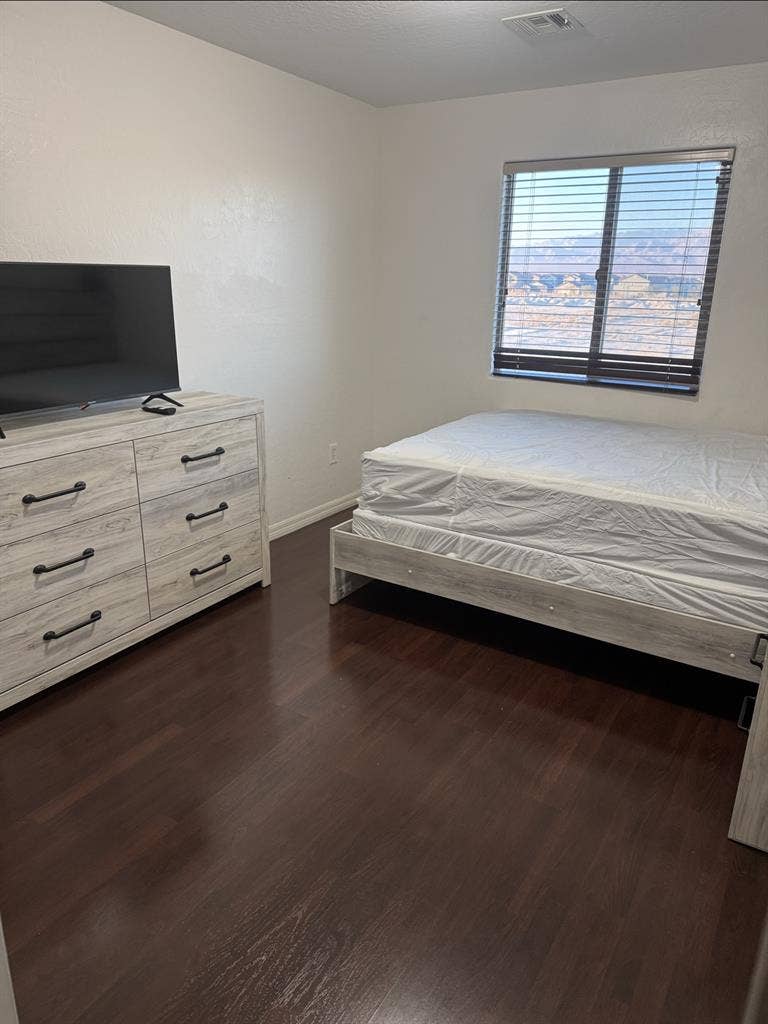 Looking for female roomies in NLV