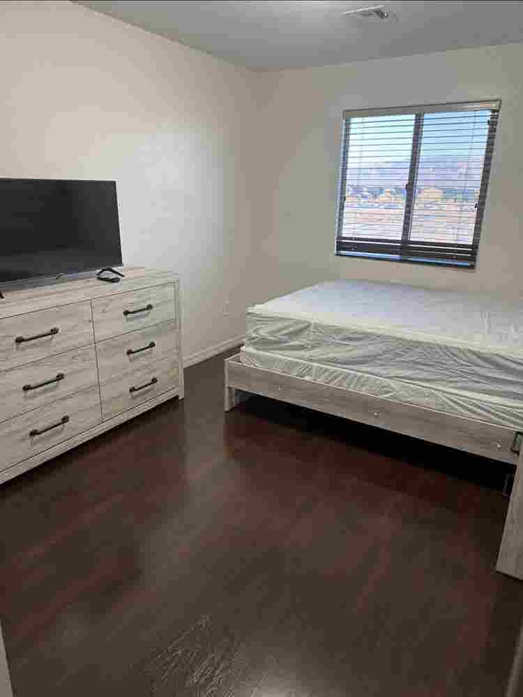 Looking for female roomies in NLV