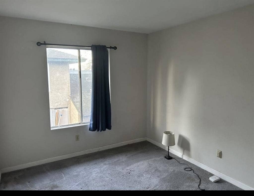 One room for rent . Ready