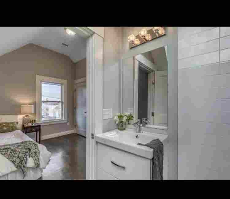 Private Bedroom w/ en-suite bath 