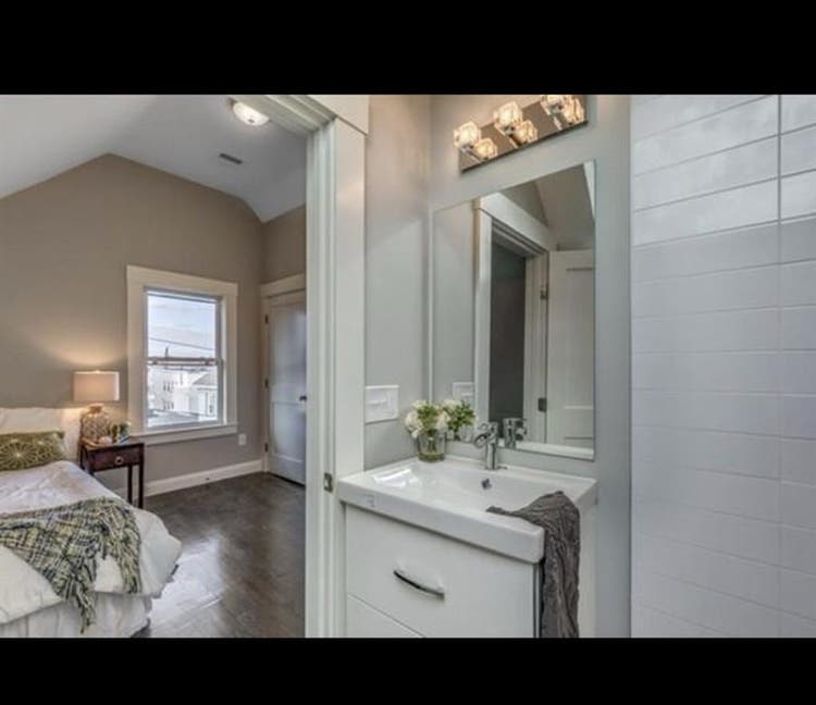 Private Bedroom w/ en-suite bath