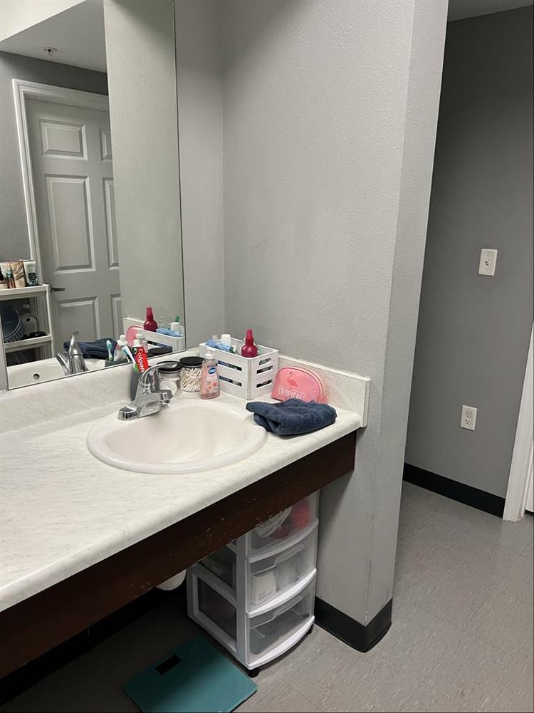 Student housing /  bath