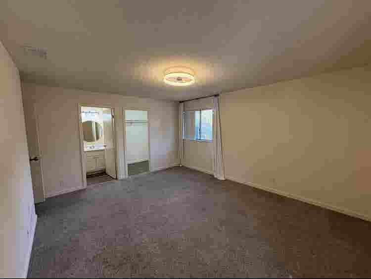 Master Bedroom w/ Private Bathroom