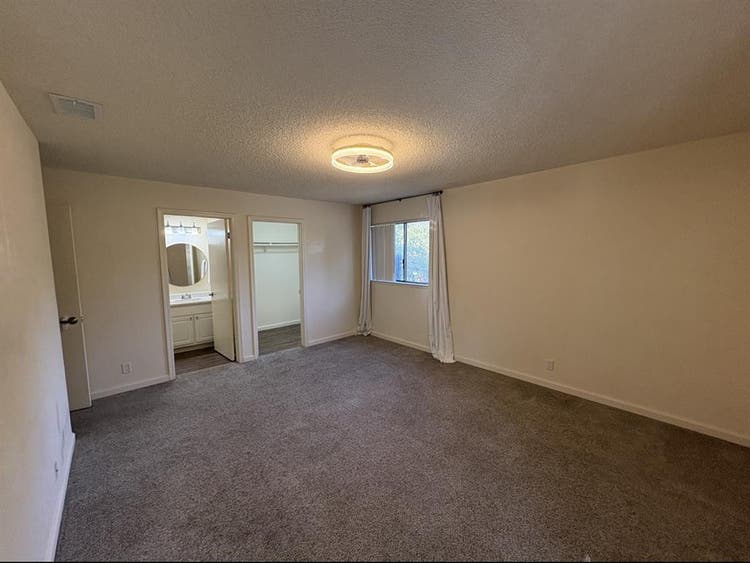 Master Bedroom w/ Private Bathroom