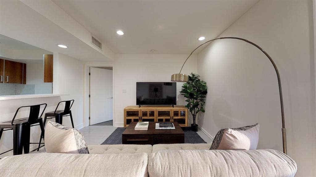 1 BR in Los Angeles