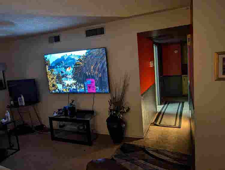 Room in a 4 bedroom house available