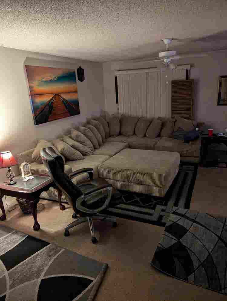 Room in a 4 bedroom house available