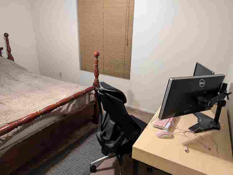 Room in a 4 bedroom house available