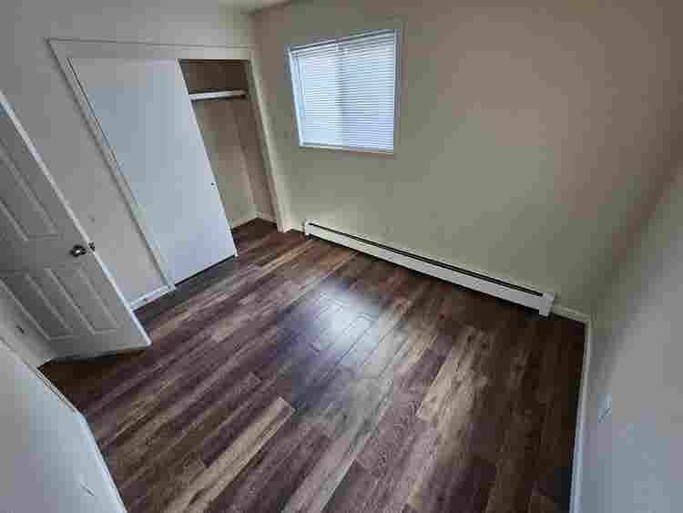 Ground level apartment, medium room