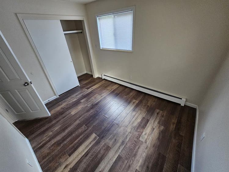 Ground level apartment, medium room