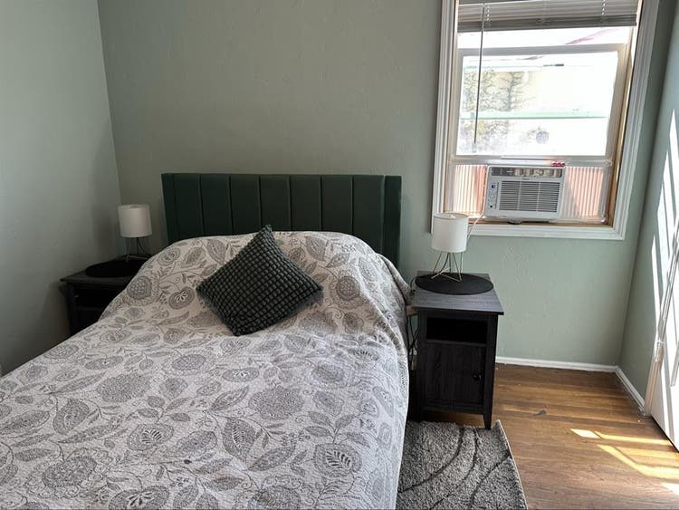 Professional 
Female to share house