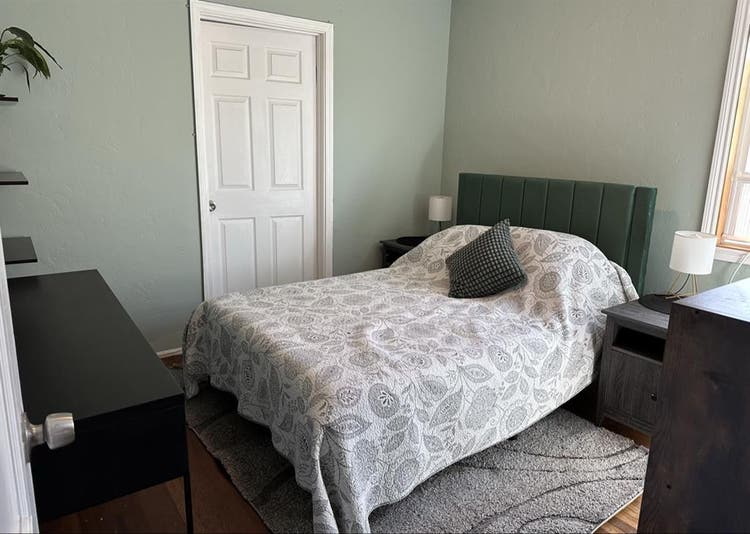 Professional 
Female to share house
