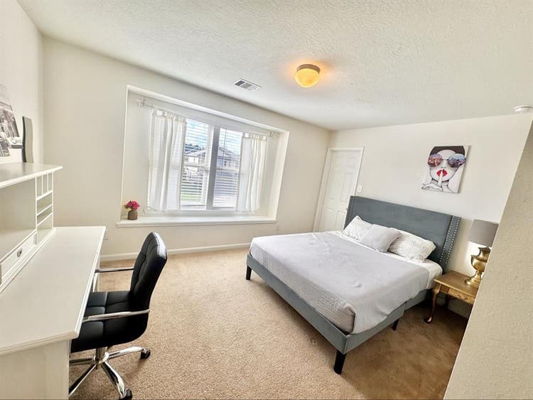 Seeking responsible female tenant