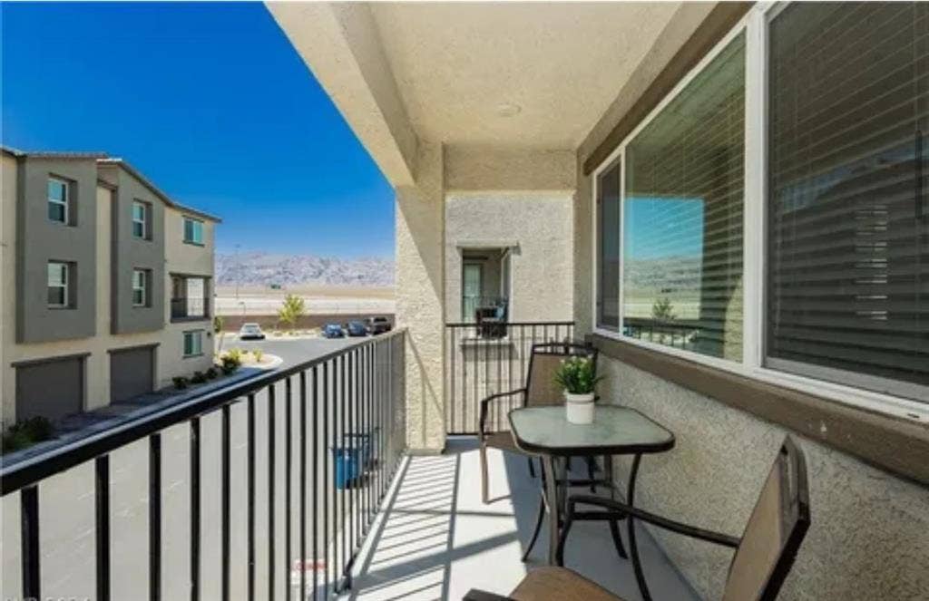 ENTIRE 1st FLOOR w Private Bath