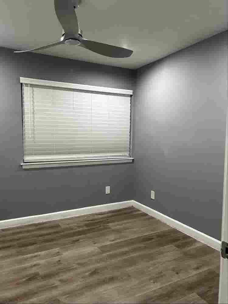 Private room (female roommate only)