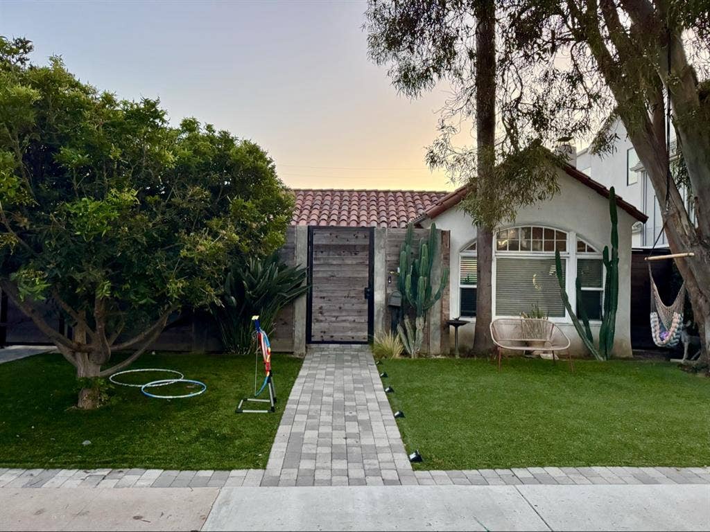 Room for rent in Venice home!
