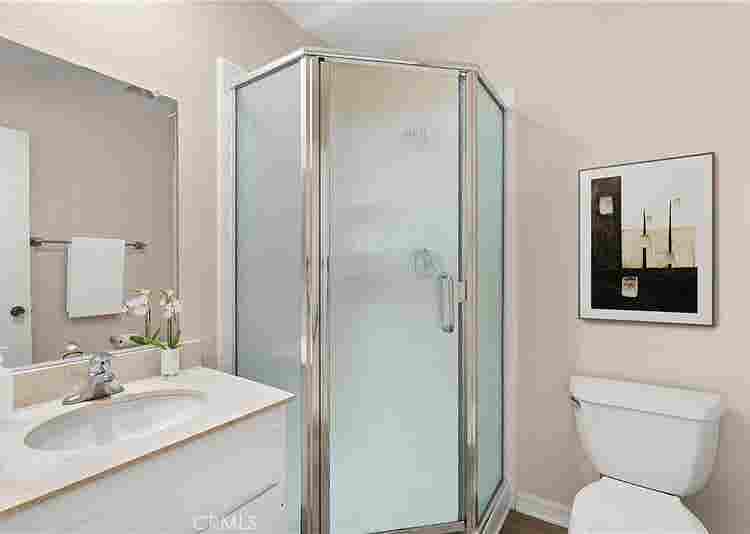 Charming single level bath